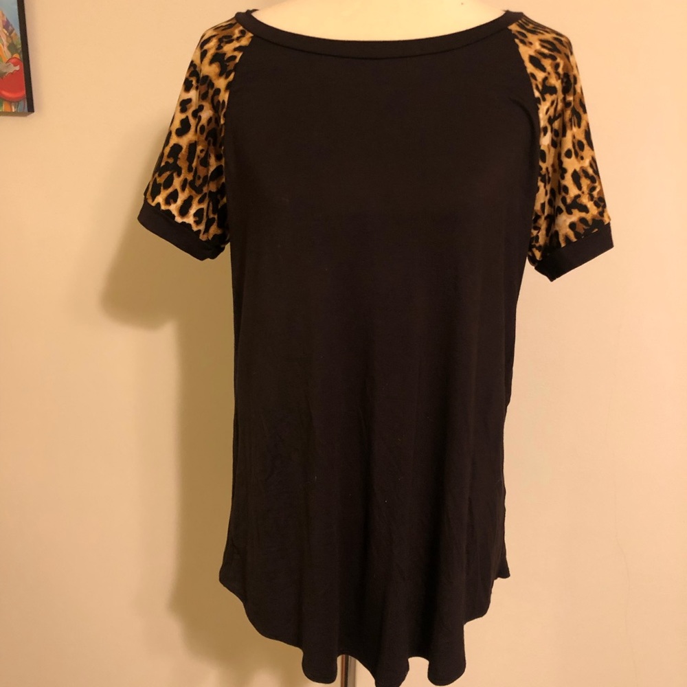 Leopard print sleeve black t-shirt